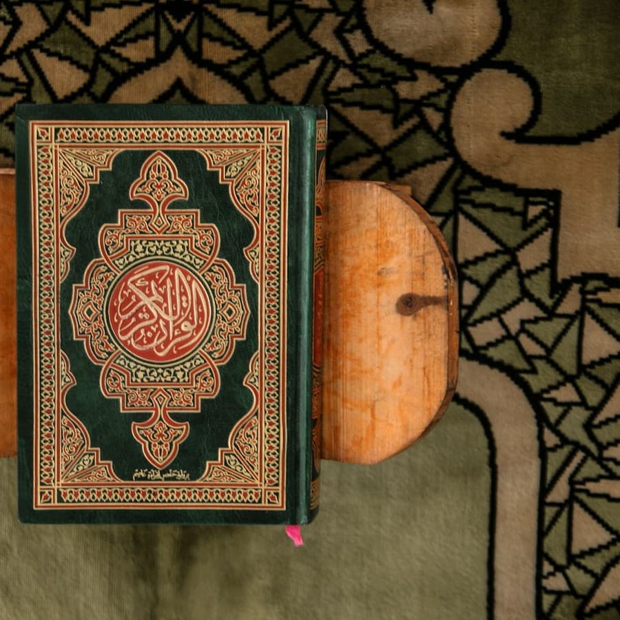 مصحف على رحل خشبي
